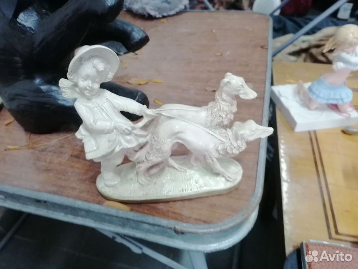 Статуэтка Девочка с борзыми