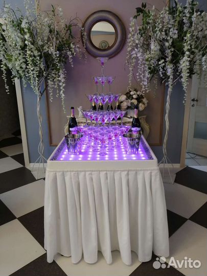 Пирамида из бокалов, горка шампанского