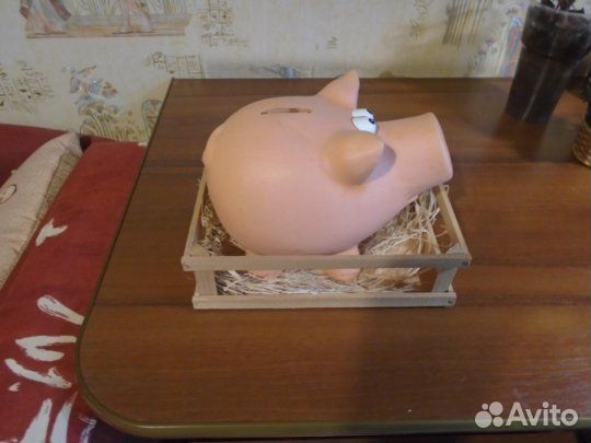 Копилка свинья в загоне