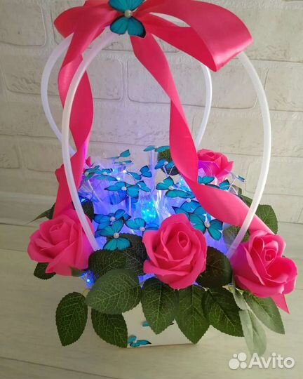 Букет из бабочек дополнен мыльными розами