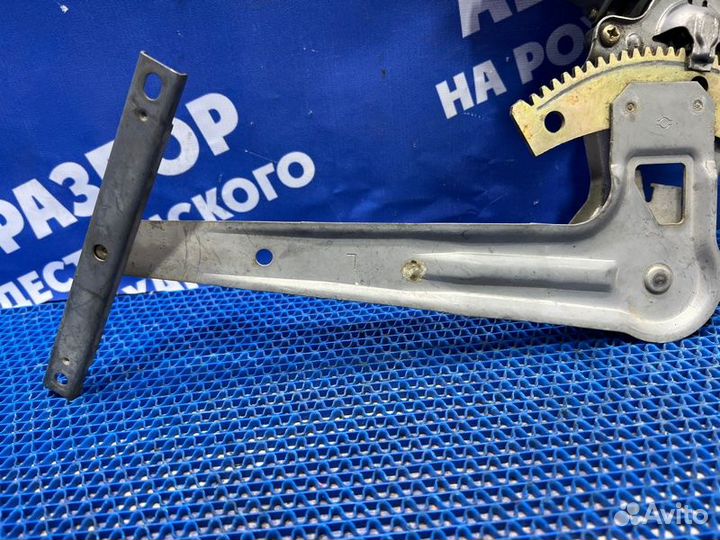 Задний левый стеклоподъёмник Nissan Sunny седан