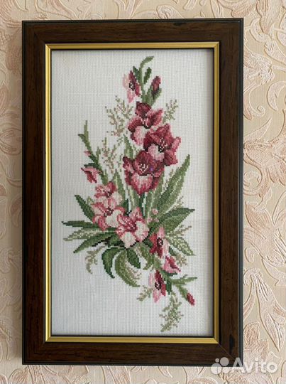 Картины-вышивка в багетной рамке под стеклом