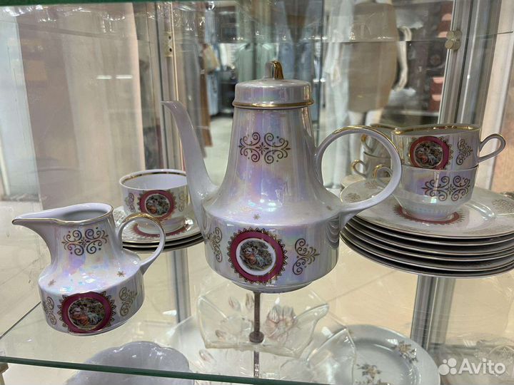 Красивый чайный сервиз. фарфор