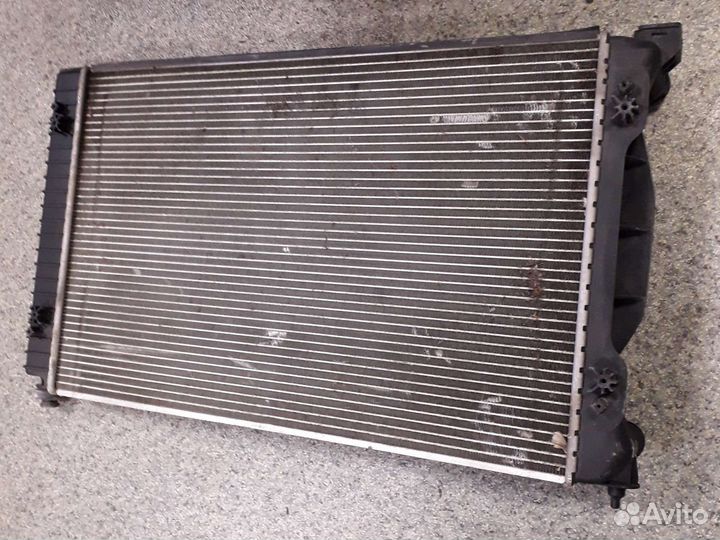 Радиатор охлаждения на Audi A4 8e B7