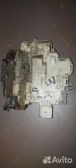 Замок двери задний правый на Volkswagen Passat B6