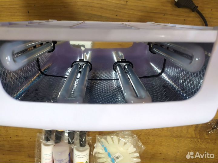 Лампа и материалы для наращивания ногтей