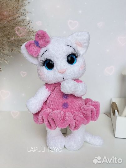 Вязаная плюшевая игрушка кошка. Котенок