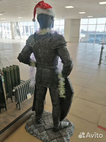 Рыцарь фигура в человеческий рост в доспехах