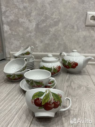 Фарфоровый чайный сервиз