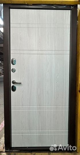 Дверь входная уличная