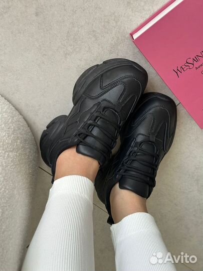 Кроссовки женские