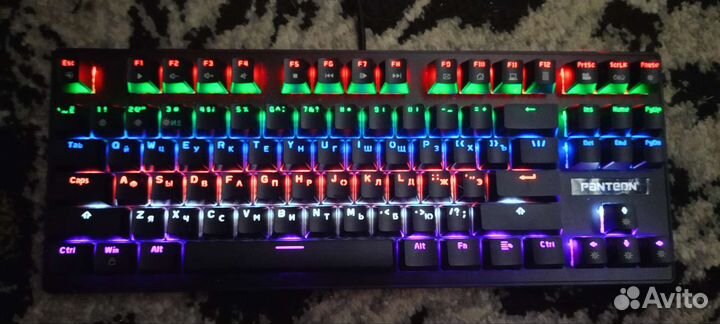 Механическая клавиатура, мышка, коврик