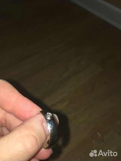 Кольцо с бриллиантом