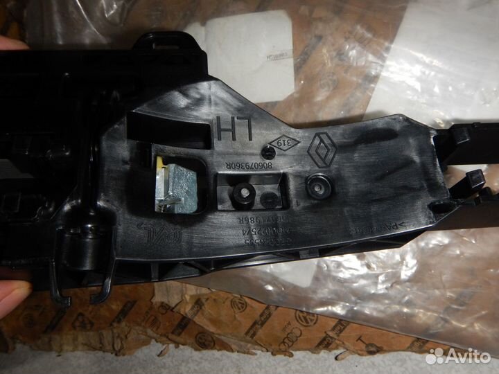 Кронштейн передний левый Renault Arkana