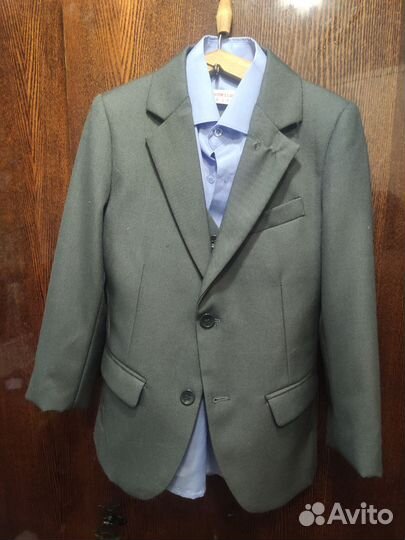 Костюм тройка на мальчика 6-7 лет