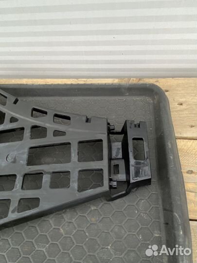 Кронштейн заднего бампера правый VW Touran