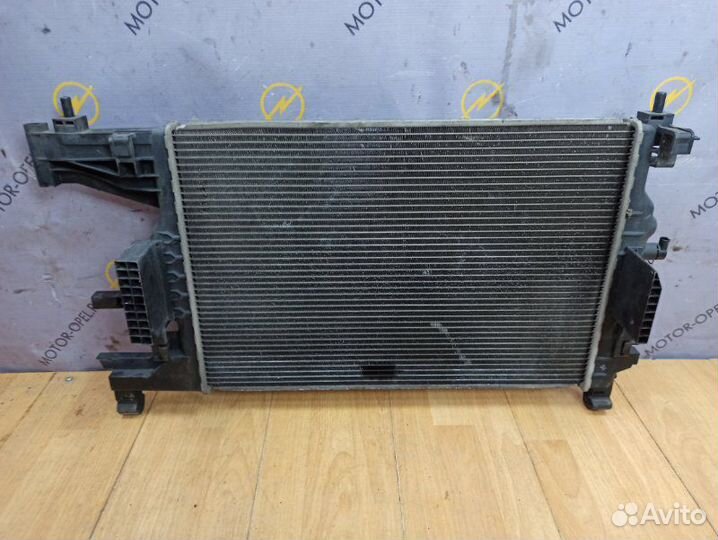 Радиатор двс Opel Astra J A14XER 2010