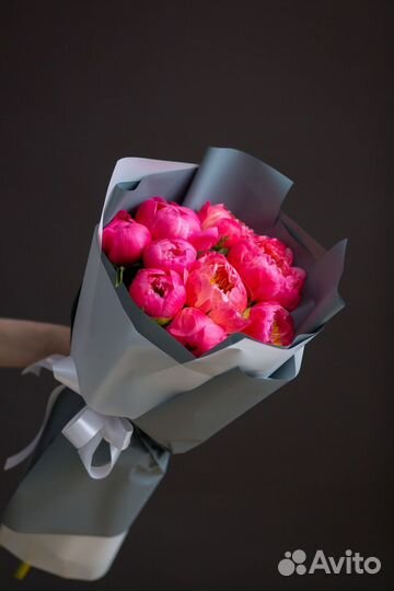 Букет из 9 коралловых пионов