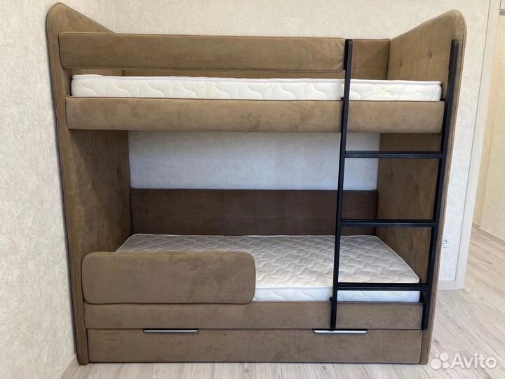 Двухъярусная кровать с 3мя спальными местами