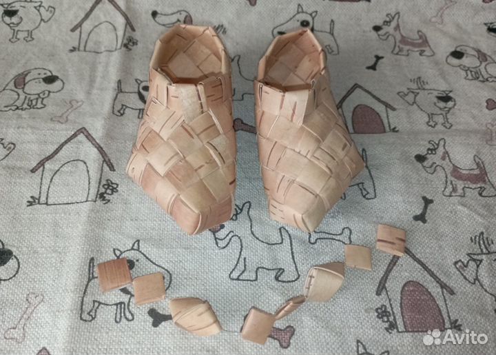 Лапти сувенирные и сумочка кожаная декор