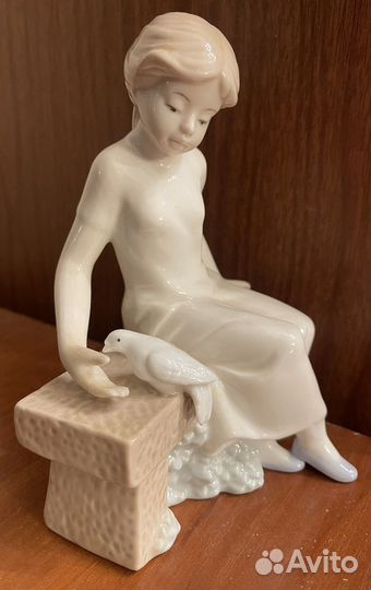 Девочка с голубем