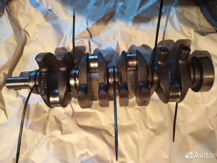Коленвал с вкладышами и шатун