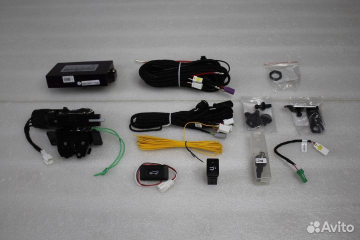 Toyota Land Cruiser 200 Доводчик багажника L2ZA9