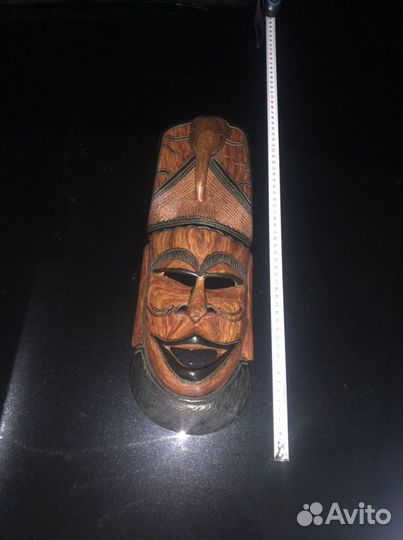 Африканские маски из красного дерева