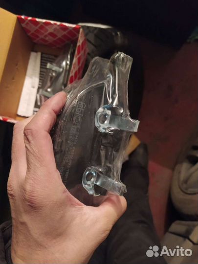 Передние колодки и датчик колодок на бмв е60