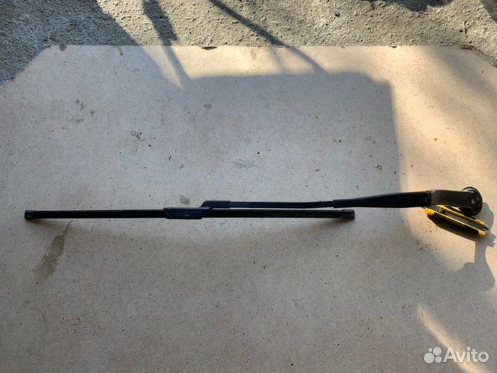 Поводок стеклоочистителя передний левый Ford Focus