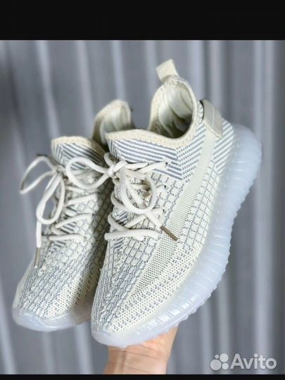 Кроссовки женские