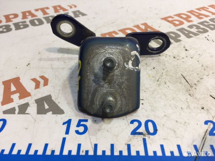 Петля крышки багажника Прав. Тойота Рав 4 2001г 2л