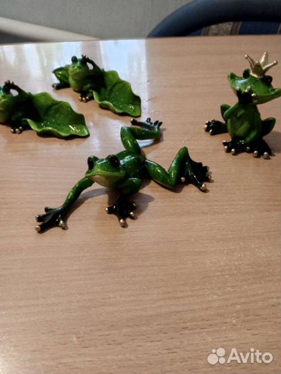 Статуэтка лягушек