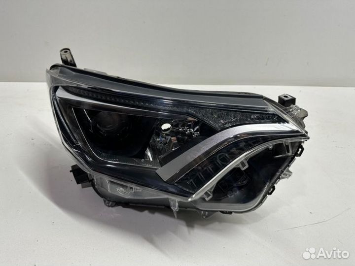 Фара галоген передняя правая Toyota Rav4 45
