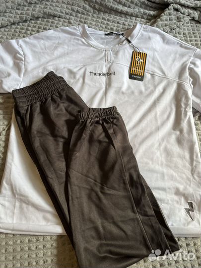 Женский спортивный костюм