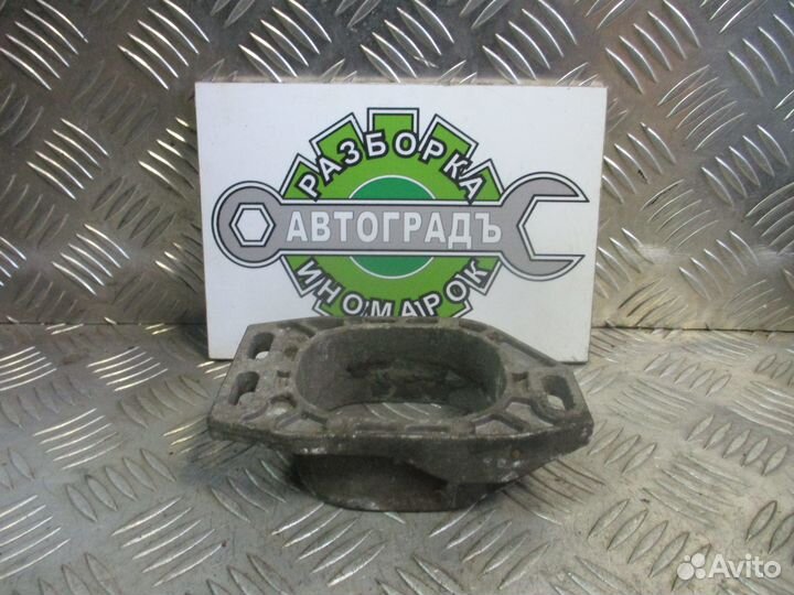 Кронштейн двигателя передний Volkswagen Passat B5