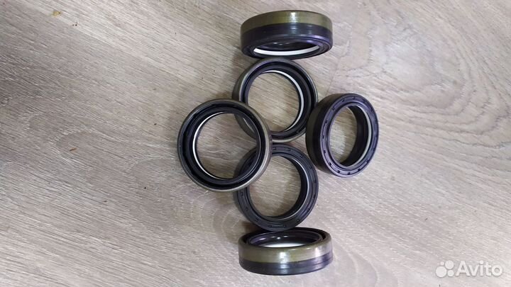 Сальник передней ступицы 11715254 Вольво/Volvo BL