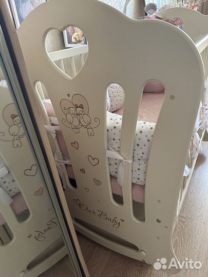Детская кроватка с маятником, ящиком и матрасом