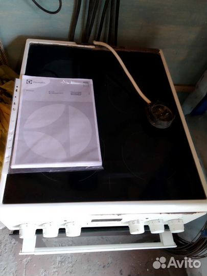 Индукционная плита Electrolux,4 конфорки