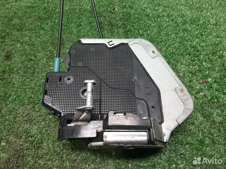 Замок двери задней левой Toyota Verso R2 2009