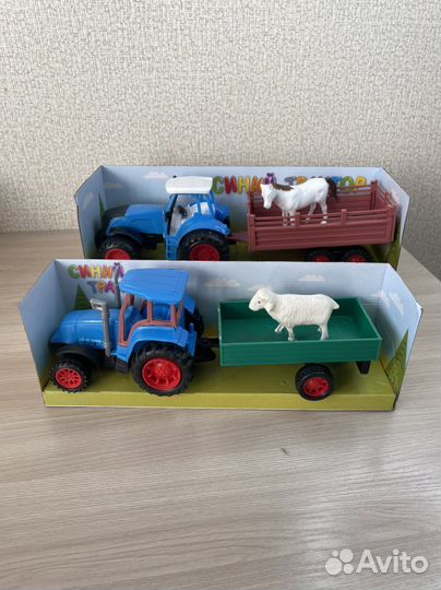 Игрушка синий трактор