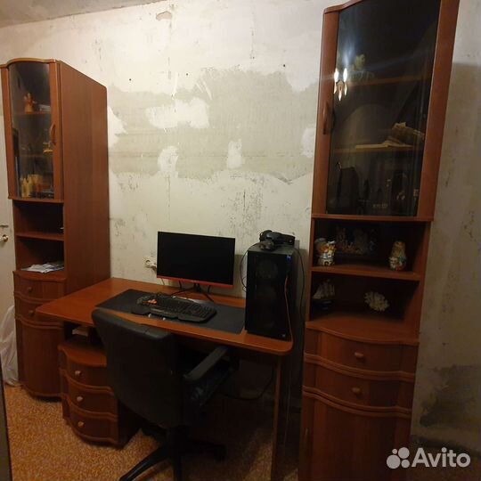 Компьютерный стол, два пенала, навесной шкаф