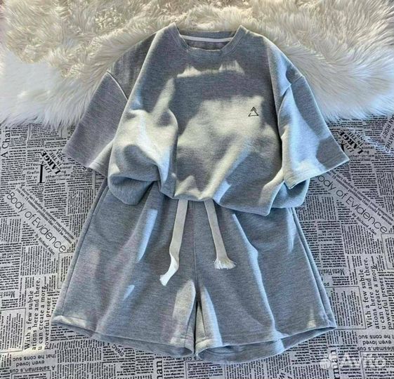 Костюм женский новый 42-44 (на броне)