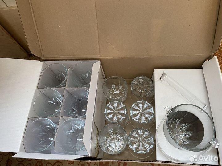 Бакалы, стаканы и ведро для льда