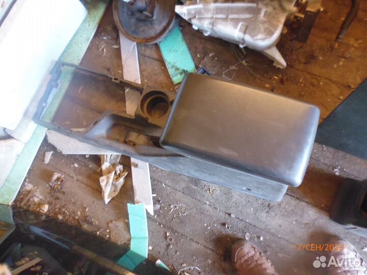 Nissan pathfinder r50 подлокотник