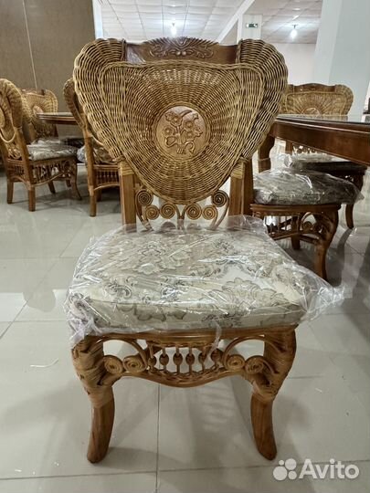 Стол и стулья из ротанга