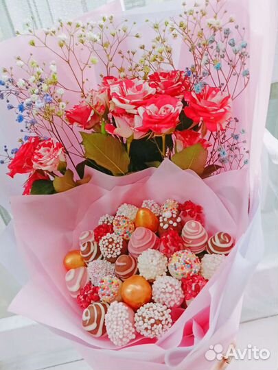 Цветы и фрукты в букетах