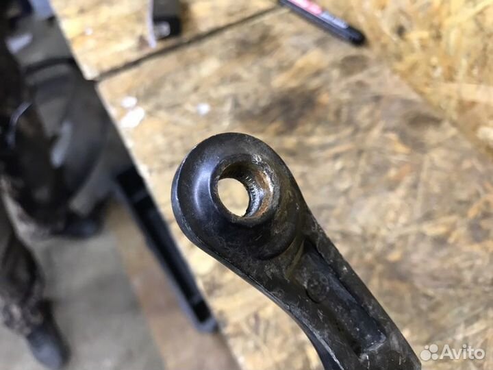 Поводок стеклоочистителя передний правый LADA