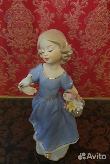 Статуэтки фарфоровые