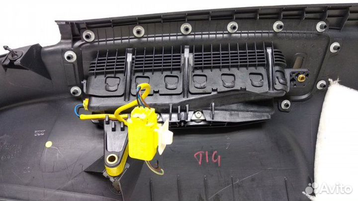 Обшивка салона задняя правая Volkswagen Tiguan 2.0